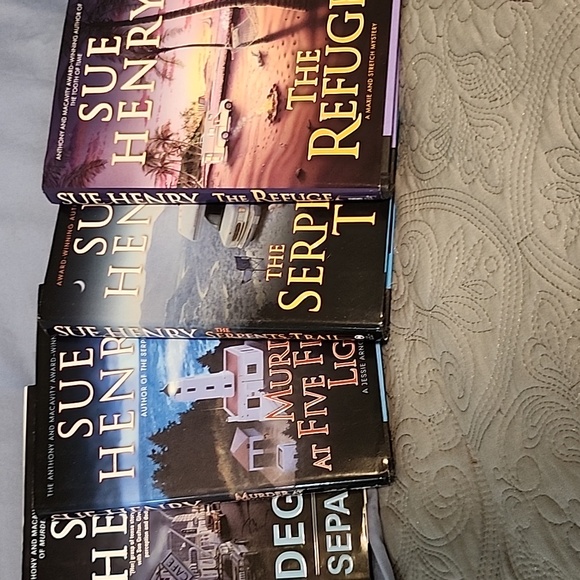 COPY - A Sue Henry hardback book bundle - Picture 1 of 5
